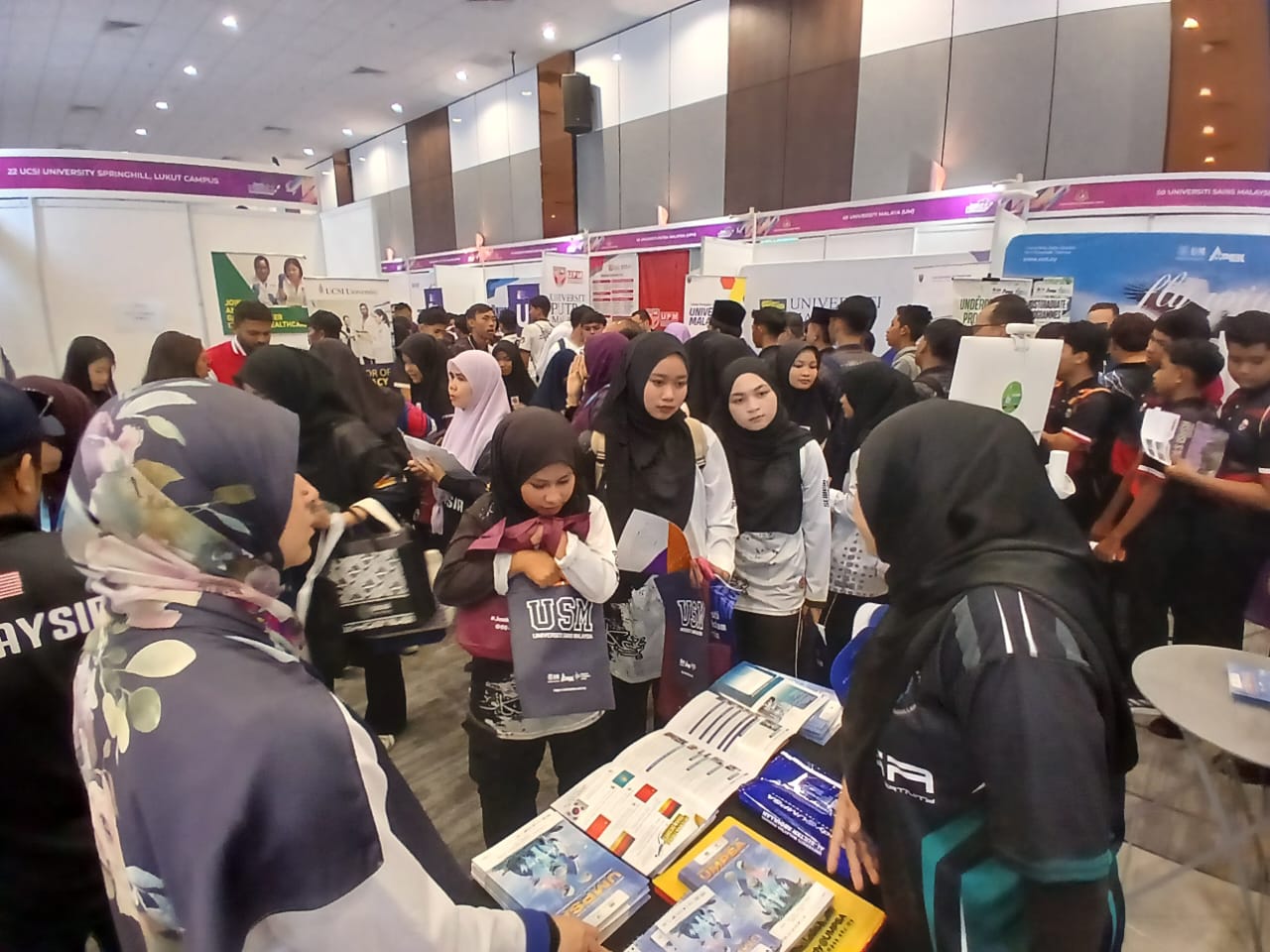 FTKEE UMPSA Santuni Bakal Mahasiswa di Karnival Jom Masuk Universiti 2026 Zon Timur